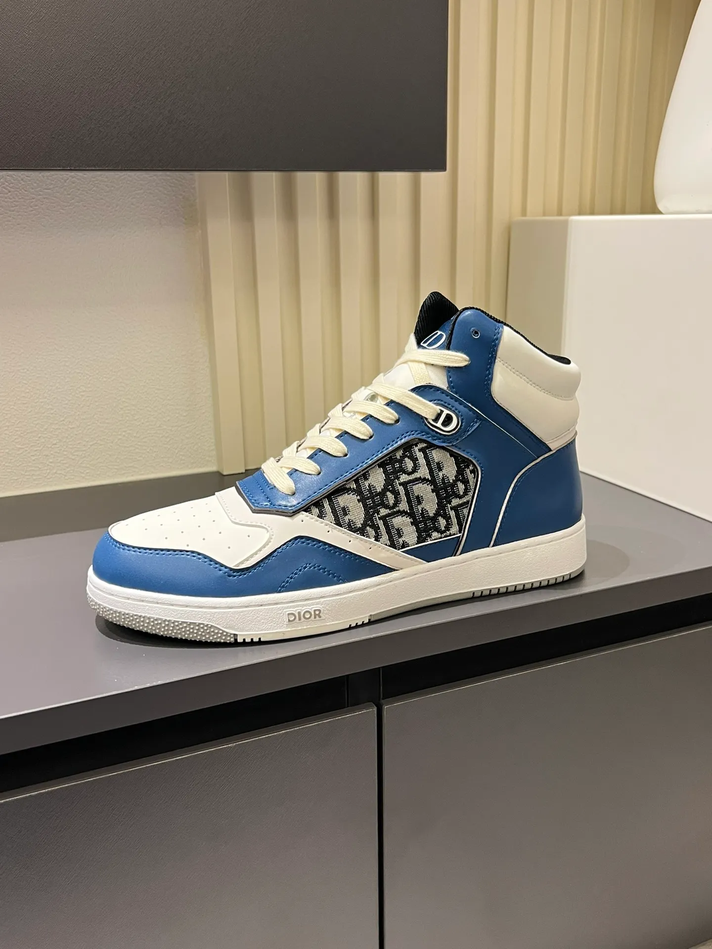 Men's shoes 💰p460 "Dio*" mid-top B27 casual sneakers. This B27 high-top sneaker is a new product in the series and continues Di*r's classic style. Crafted from gray and white smooth calf leather with beige and black Oblique print panels on the sides. The "CD Icon" shaped shoelace eyelets are clever and delicate, and the two-color rubber sole, rear collar and heel are all equipped with the brand's iconic details to enhance the style. Oblique printed straps at the ankle allow for an adjustable fit to complement the overall design. Fashionable and versatile, it can complement any look. Create an exquisite design with unique dynamic vitality and modern atmosphere, presented in low-top and high-top styles. This new must-have shoe adds a new dimension to Dior's archive heritage, embodying modern elegance. Purchase the original version and make it 1:1. If you need top quality, please come to me! Male 38-44!